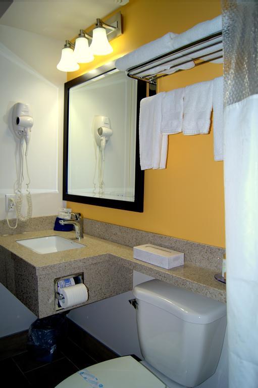 Bay Hill Inns & Suites Neepawa Luaran gambar