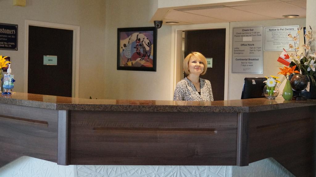 Bay Hill Inns & Suites Neepawa Luaran gambar
