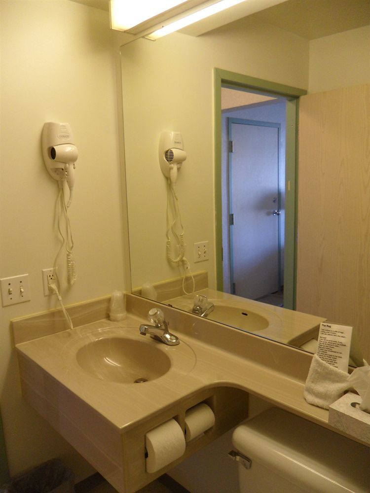 Bay Hill Inns & Suites Neepawa Luaran gambar