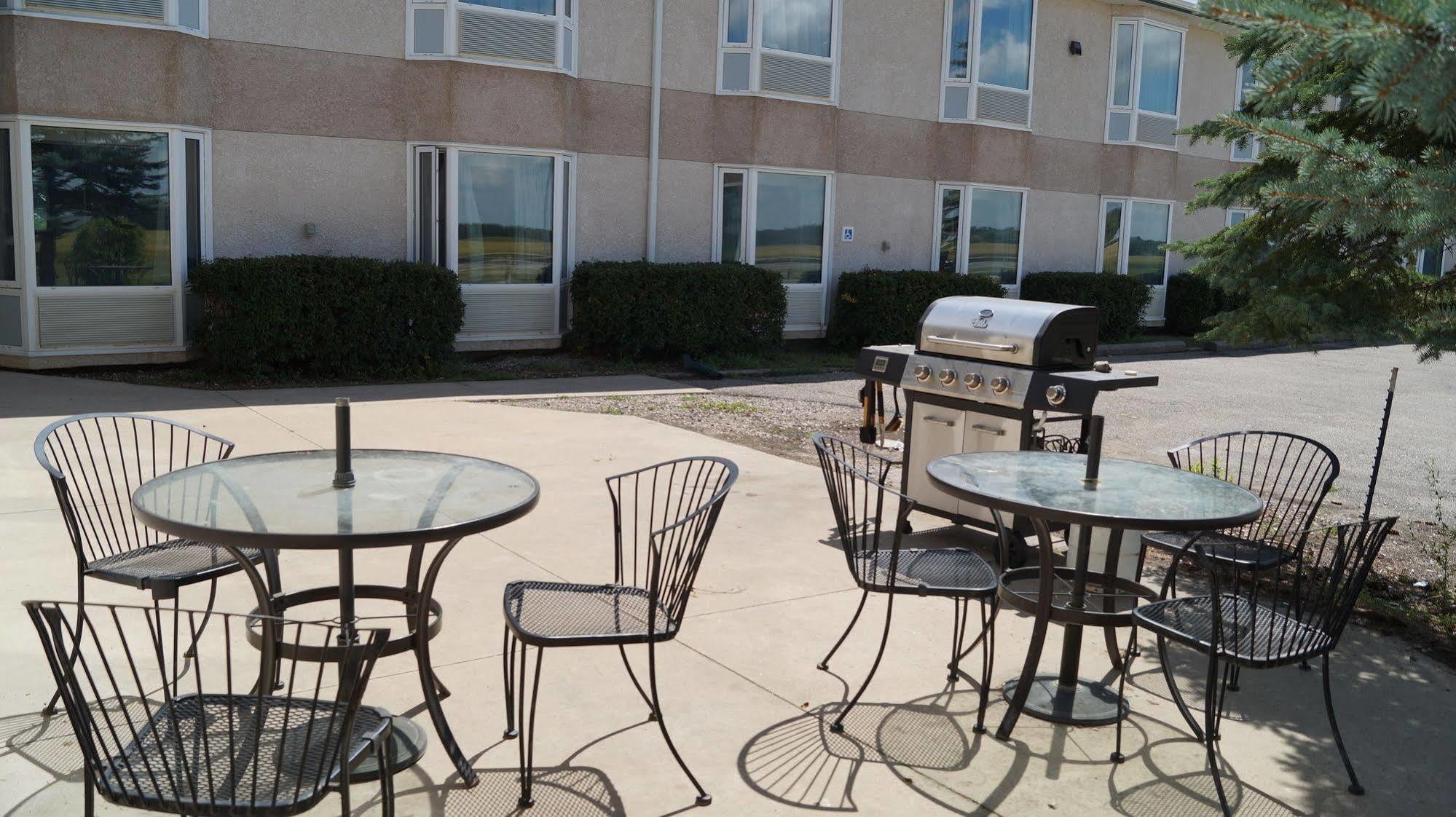 Bay Hill Inns & Suites Neepawa Luaran gambar