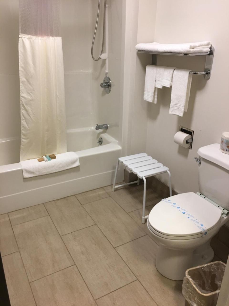 Bay Hill Inns & Suites Neepawa Luaran gambar