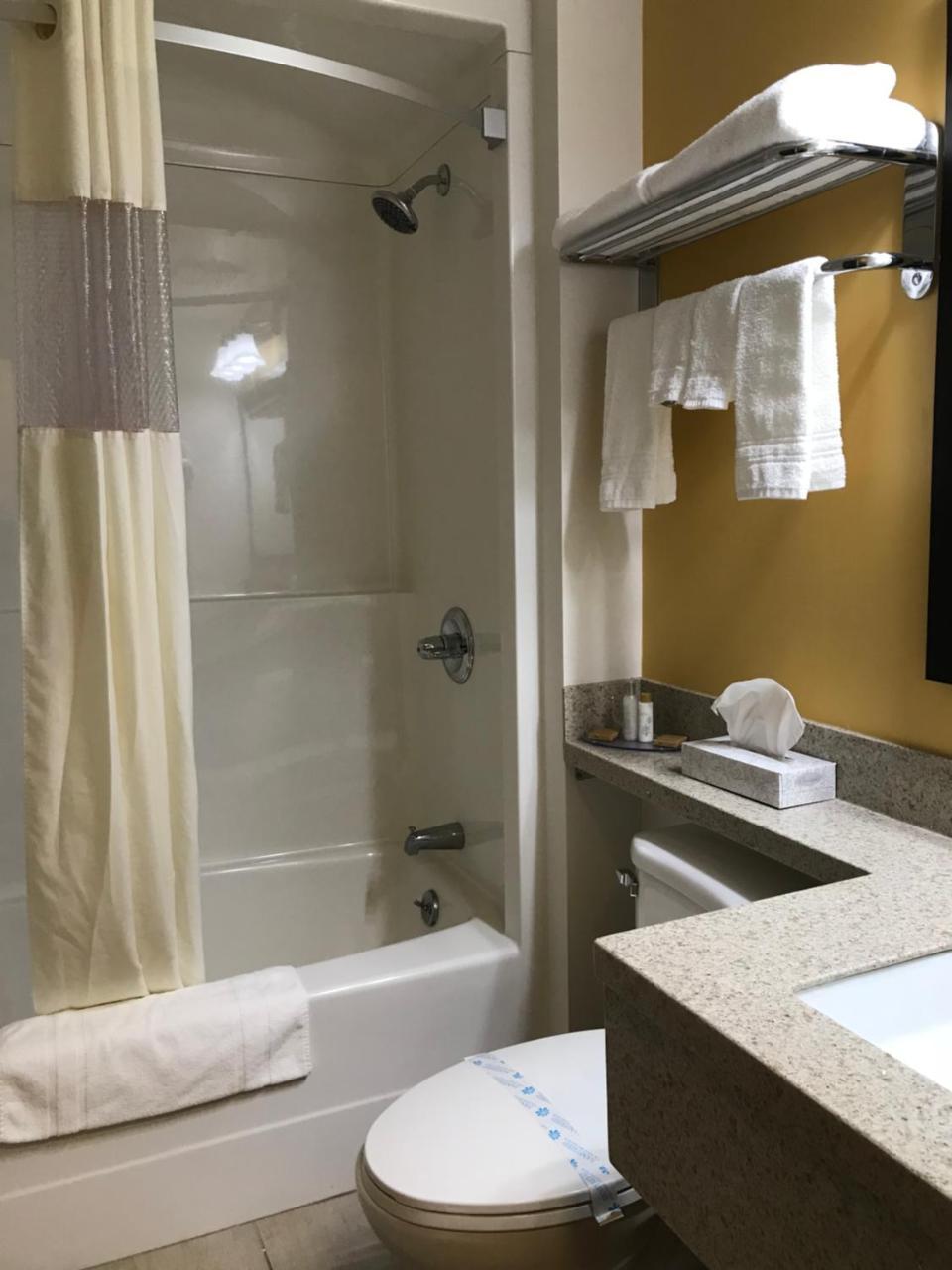 Bay Hill Inns & Suites Neepawa Luaran gambar